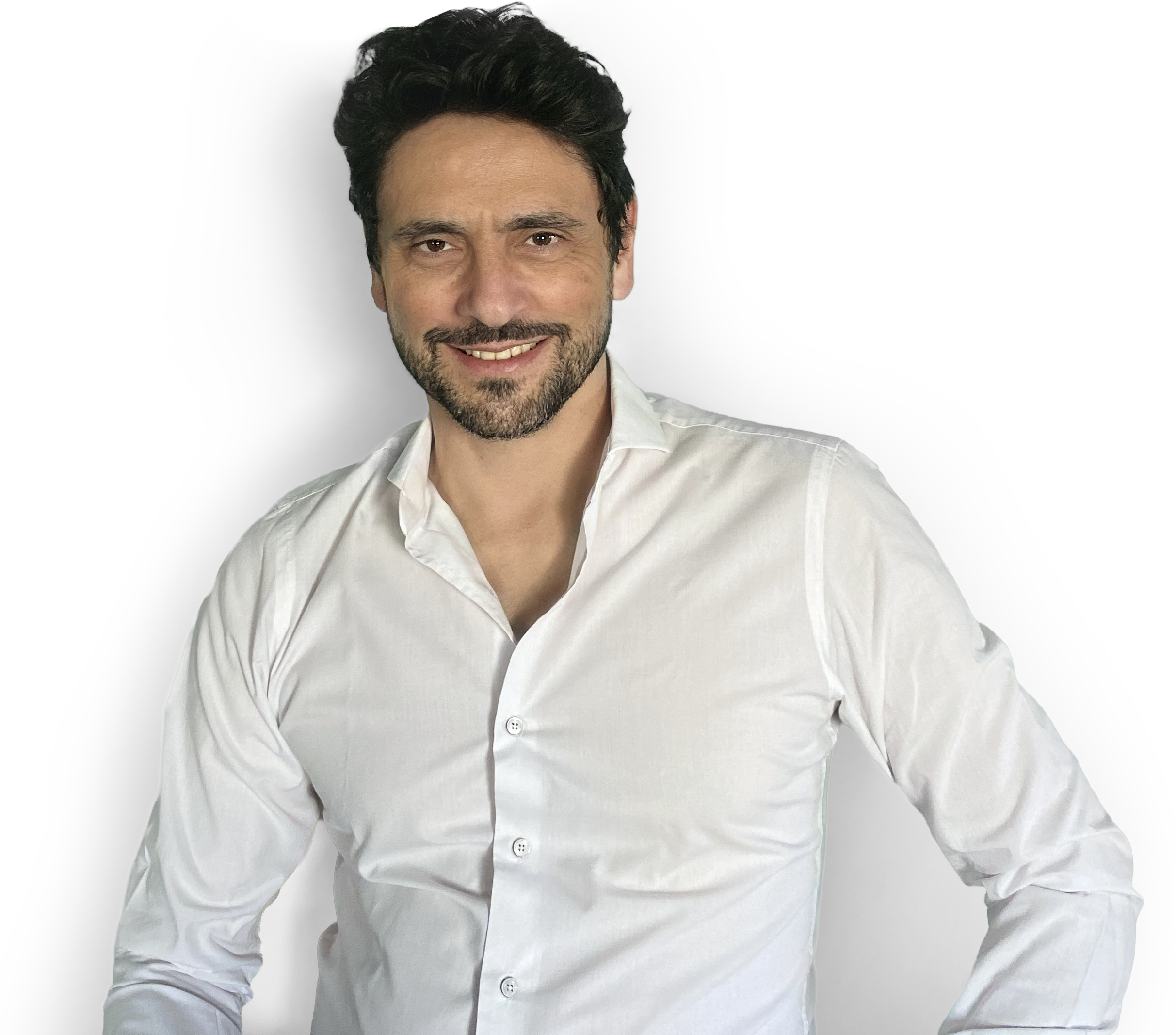 Retrato de Rodolfo Díaz Muñiz sonriendo de pie